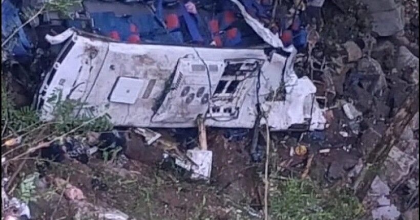 В Колумбії шкільний автобус впав у 80-метрову прірву: 16 осіб загинули