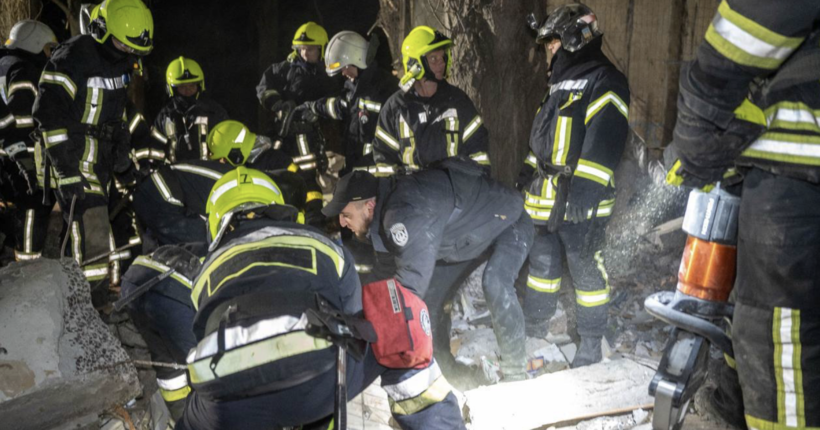 Атака на Одесу: з-під завалів дістали живого чоловіка 